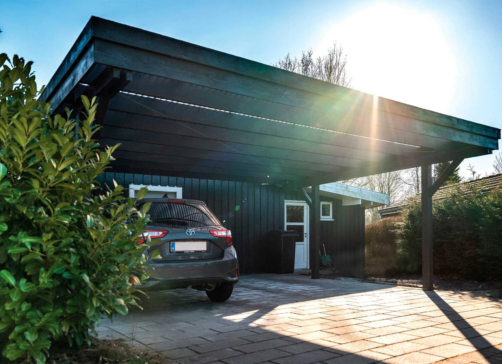 Moderne carport med bil