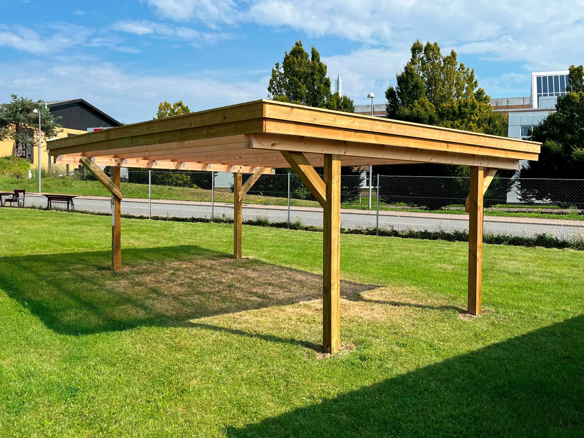 Blå himmel med skyer og carport